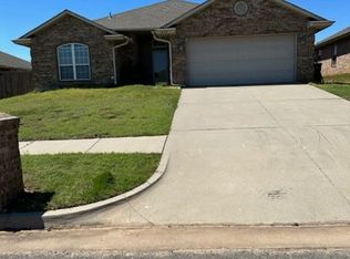 1409 Meadow Run Dr, Moore, OK 73160