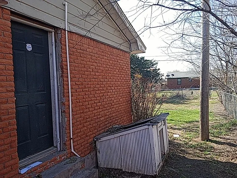 4322 NW Hoover Ave — Photo 2