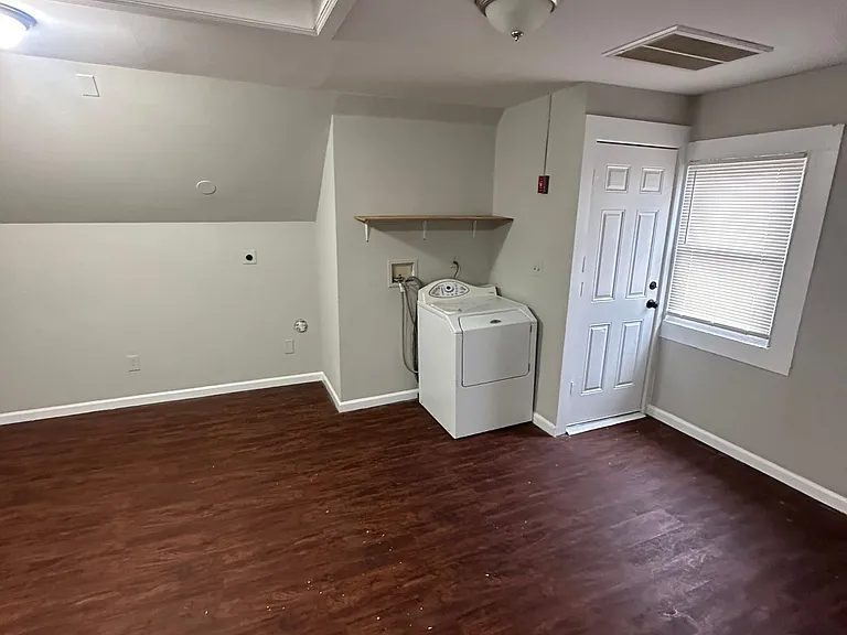 273 Brooks St — Photo 3