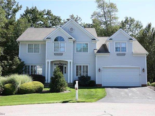 142 Holly Ln, Chagrin Falls, OH 44022