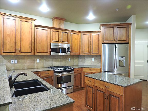 Kitchen w/ granite countertops