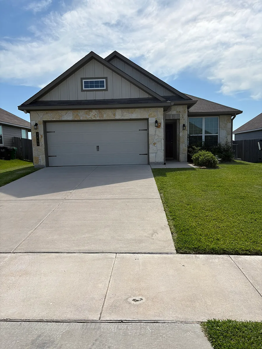 Building Photo - 1443 Lake Ridge Dr