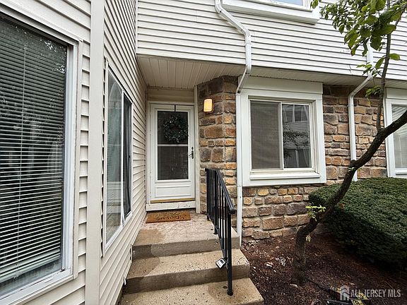 2nd image of 1038 Schmidt Ln