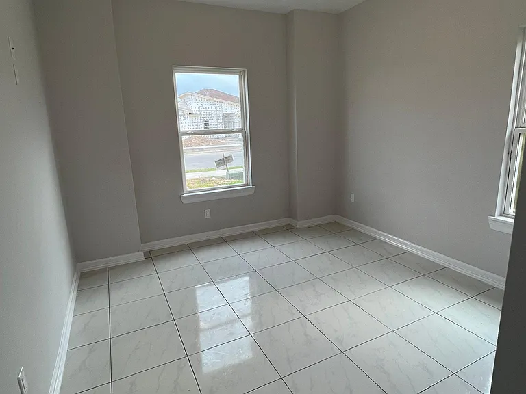 4802 Westgate Cir S — Photo 4