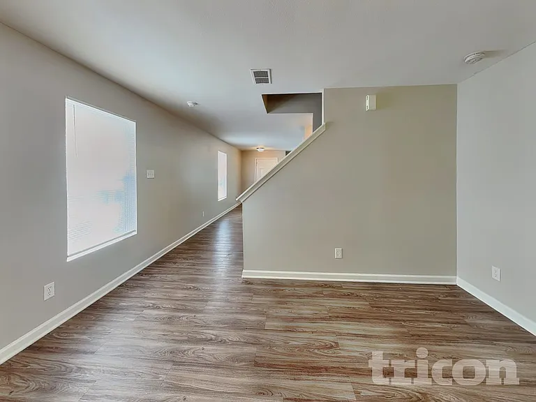 7242 Fox Point Dr — Photo 2