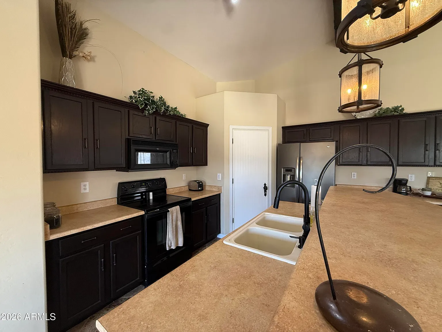4 bed, 2.5 bath, 2376 sqft, $2,360 — Photo 2