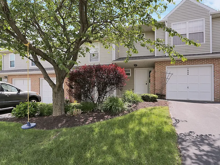 1940 Daybreak Cir — Photo 1