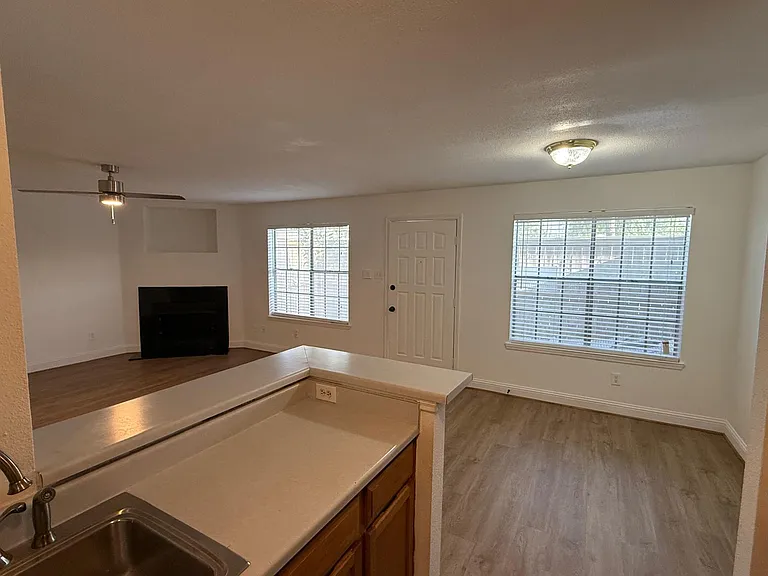 8243 Creekbend Dr #8243 — Photo 6