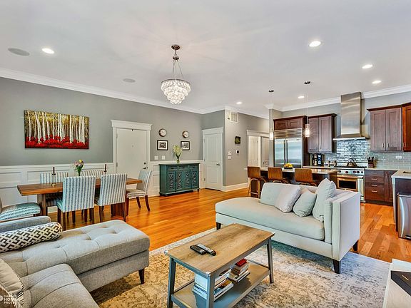 2nd image of 639 W Briar Pl APT 2W