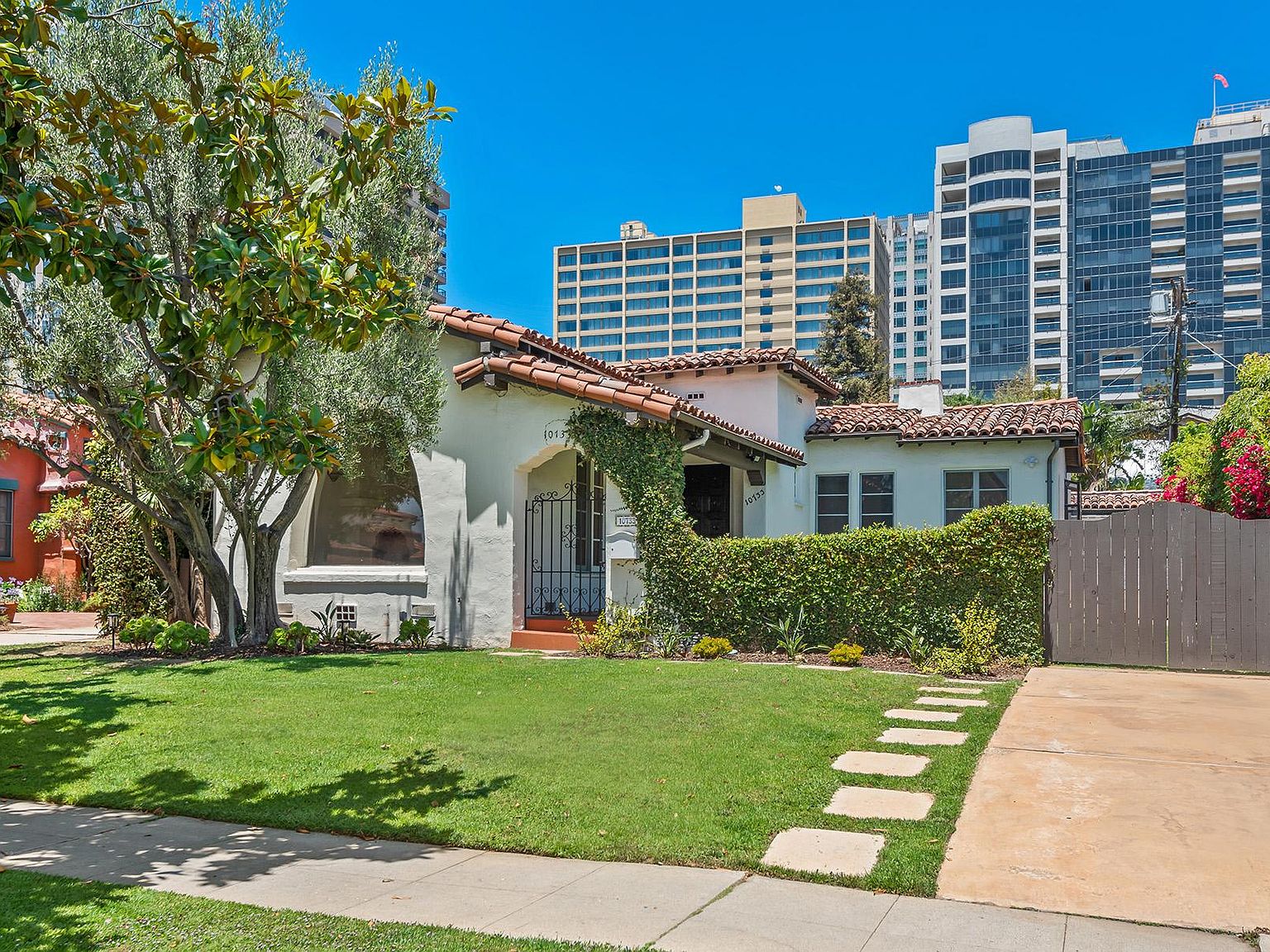 10733 Wellworth Ave, Los Angeles, CA 90024 | Zillow