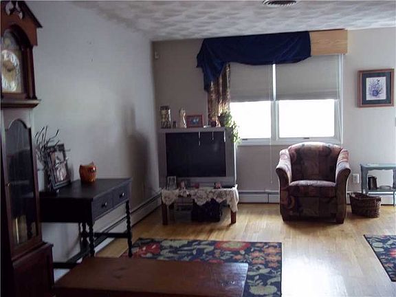 2nd image of 18 Sunflower Cir