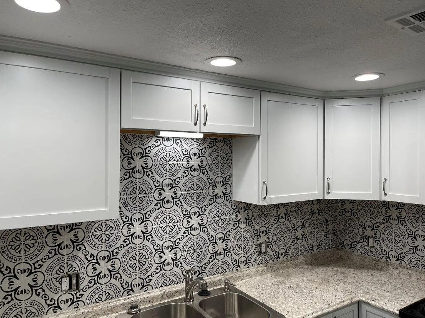 Pets OK! Moore Schools, 2 bed 2 full bath duplex with fenced yard and one car garage! — Photo 4