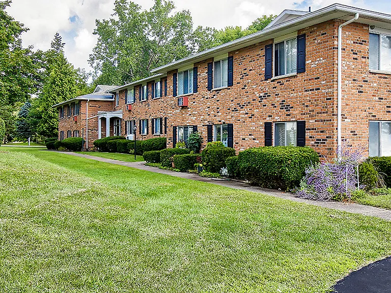 Knollwood Manor Apartment Homes — Photo 22