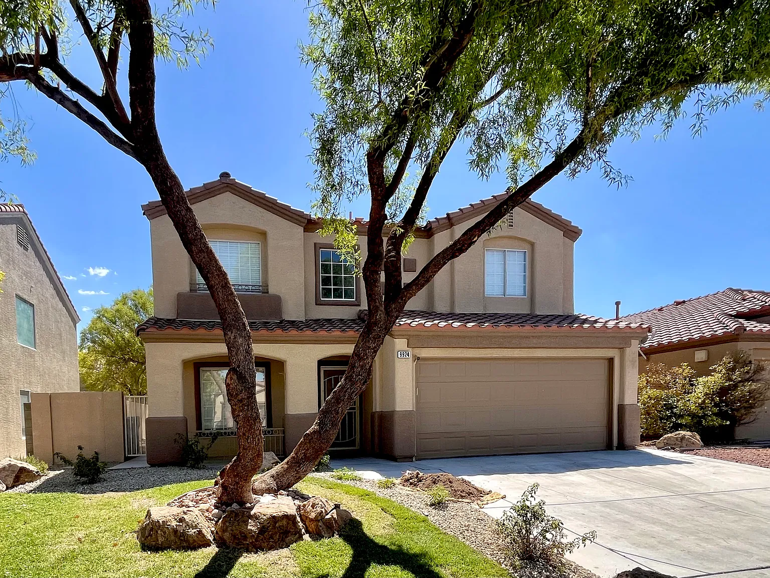 4 bed, 2.5 bath, 2016 sqft, $3,050 — Photo 1