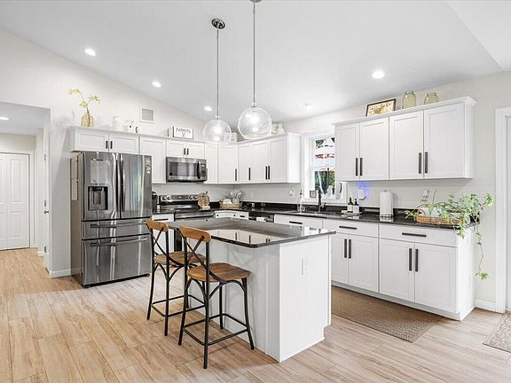 5th image of 81 Pinecrest Circle