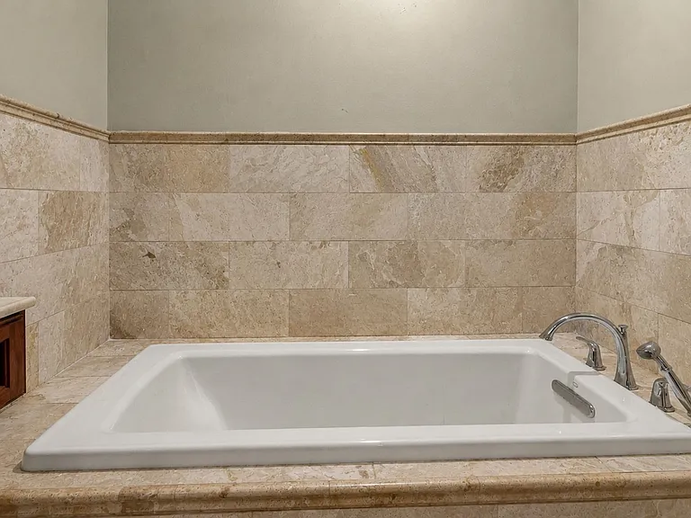 2852 Charlemagne Dr - Silver — Photo 6