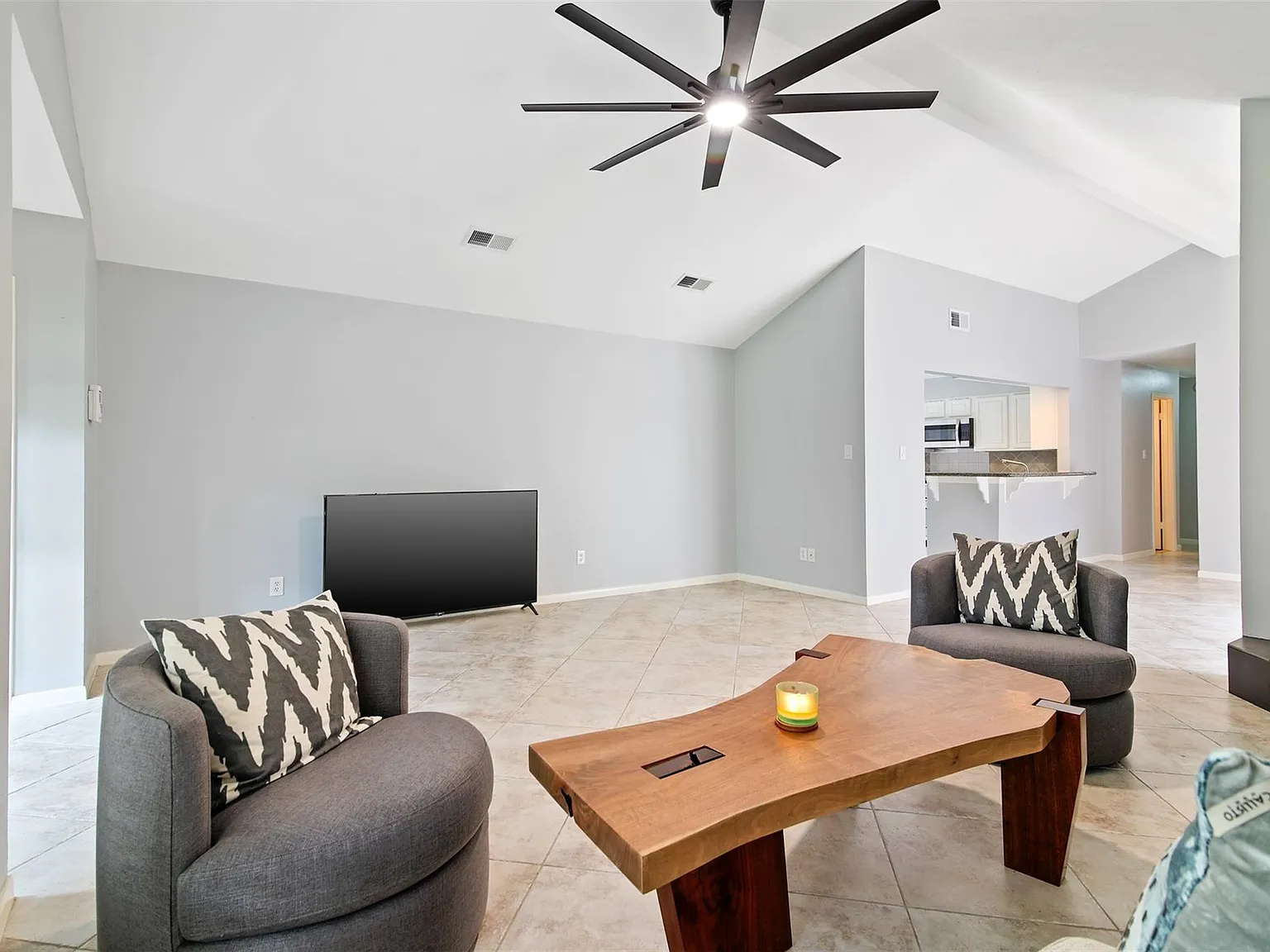 3 bed, 2.0 bath, 1630 sqft, $2,150 — Photo 4