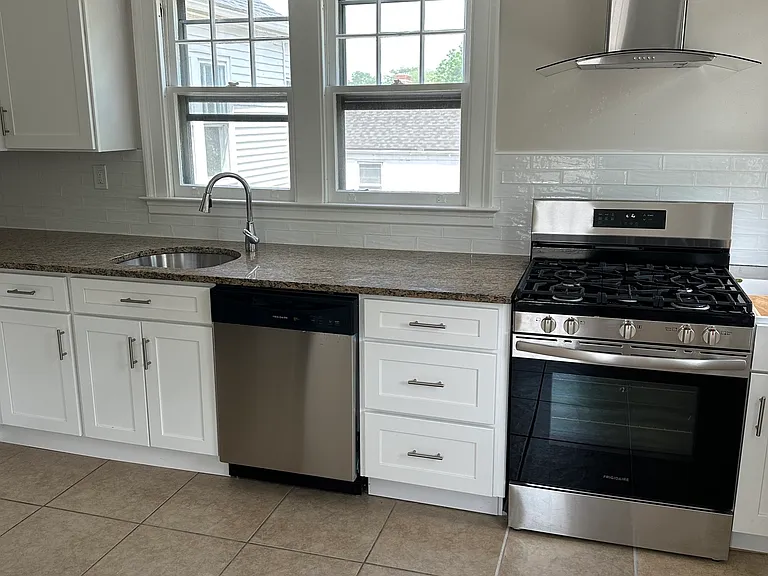 219 Jordan Ln — Photo 2