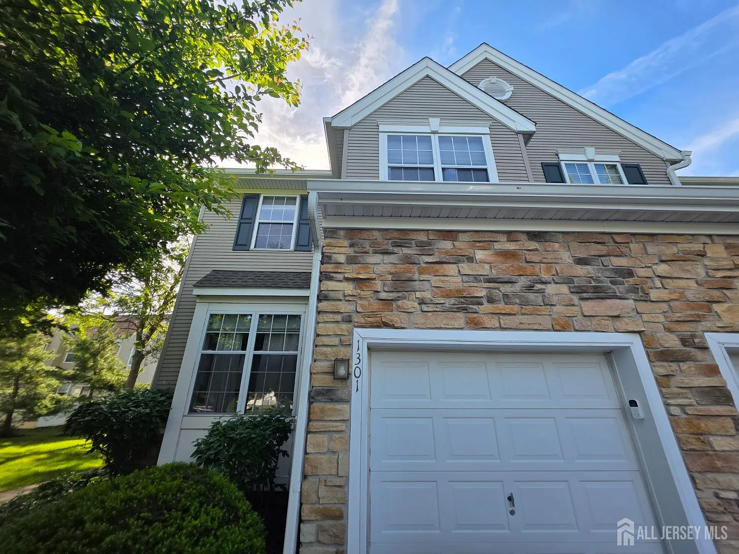 3 bed, 2.5 bath, 1822 sqft, $3,800 — Photo 1