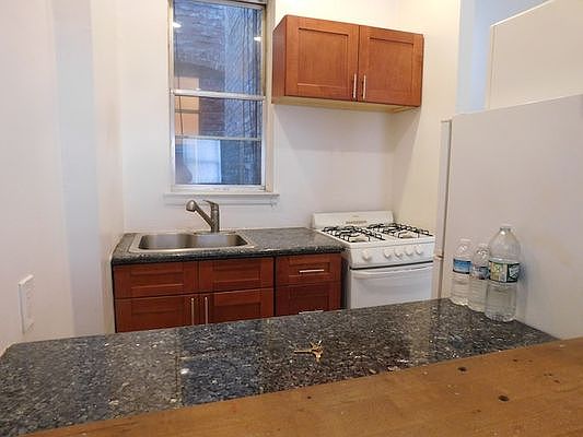 4th image of 214 E 83rd St APT 4D