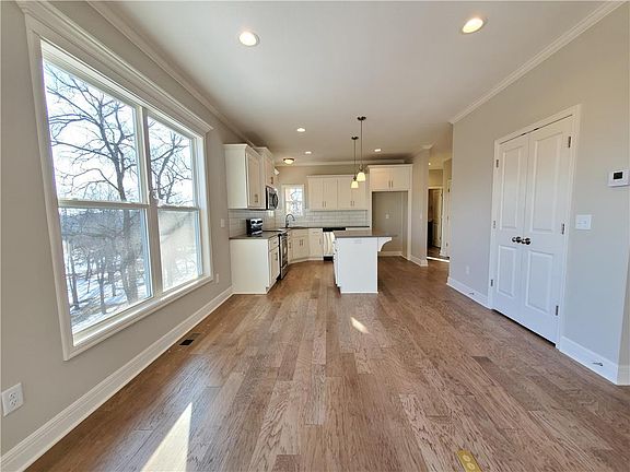5th image of 1021 SE Auburn Ct