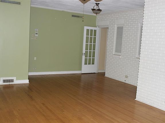 3rd image of 117 W Quitman Ave