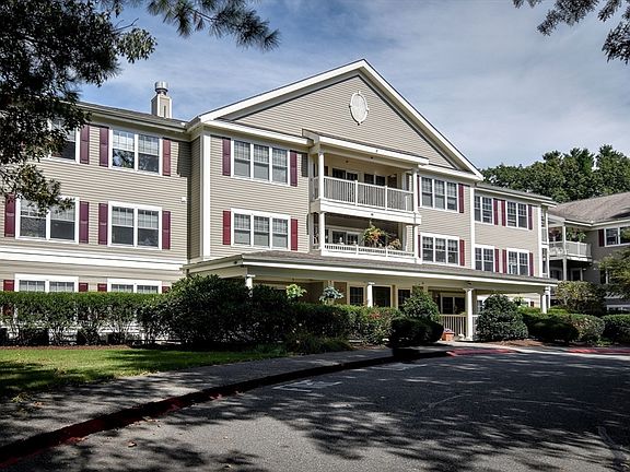 3rd image of 34 Meeting House Ln APT 114