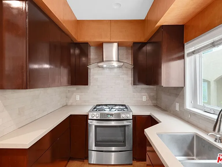 1743 S Barrington Ave — Photo 7