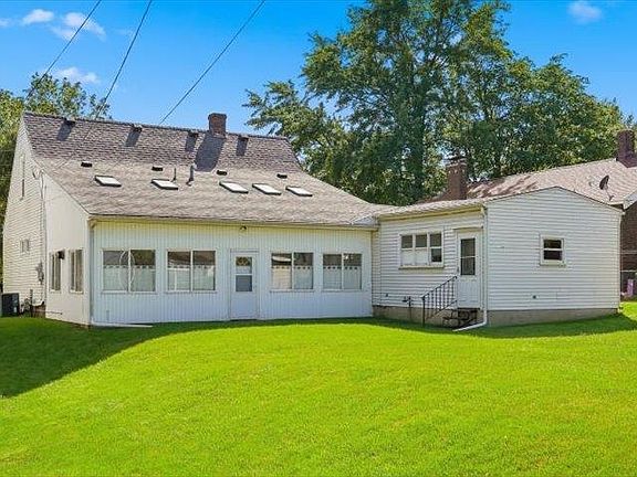 3rd image of 405 E 3rd St