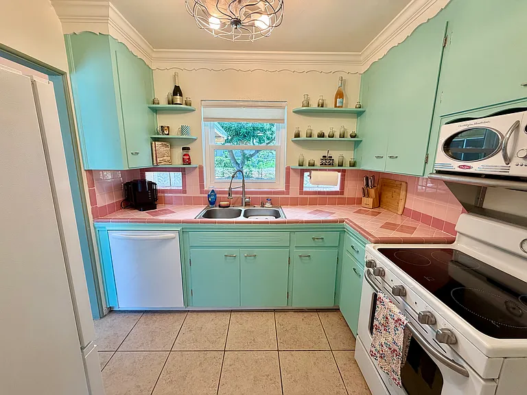 624 Kingston St S — Photo 11