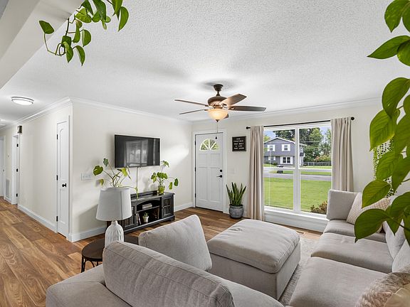 2nd image of 582 Pinewood Cir