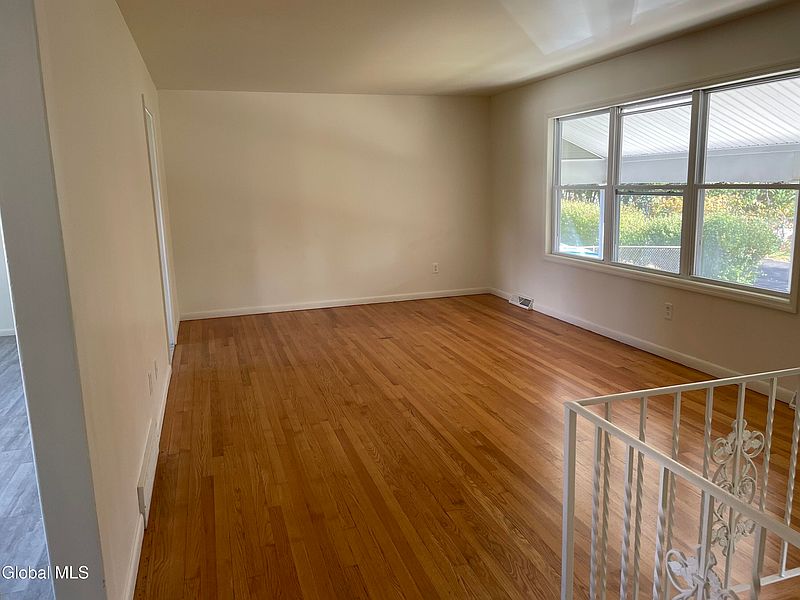 4th image of 25 Pine Street