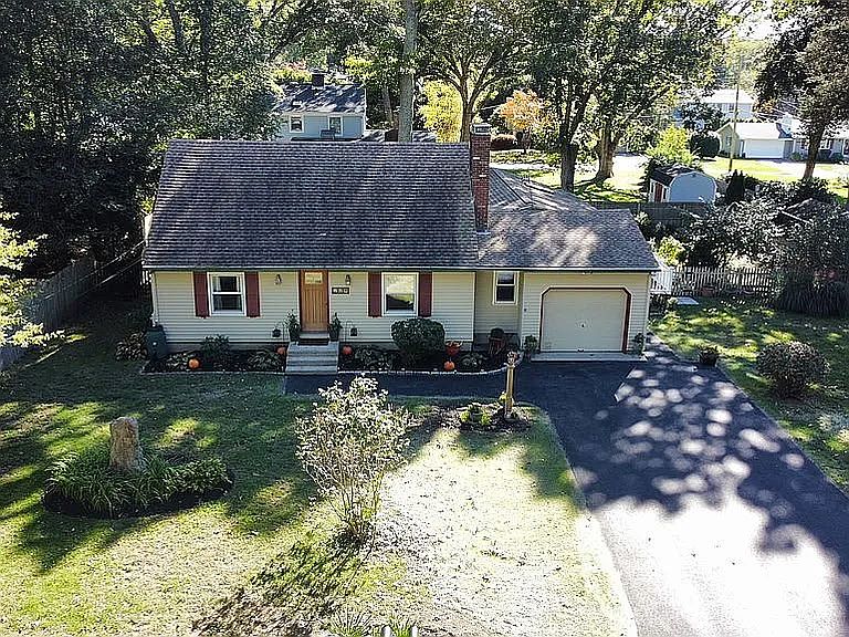1st image of 60 Crestwood Dr