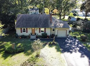 60 Crestwood Dr, Narragansett, RI 02882