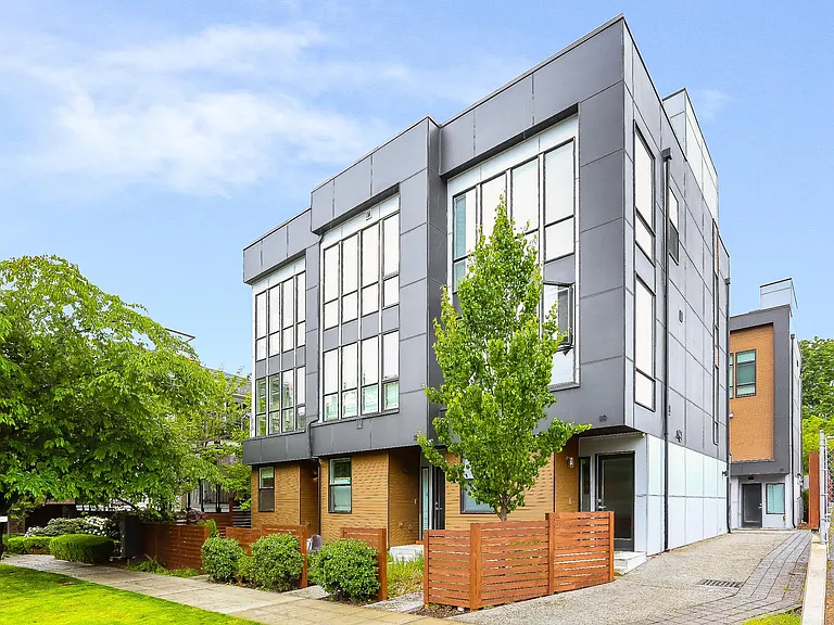 115 20th Ave — Photo 1