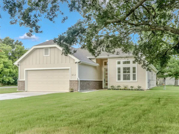 612 Evans St, Angleton, TX 77515