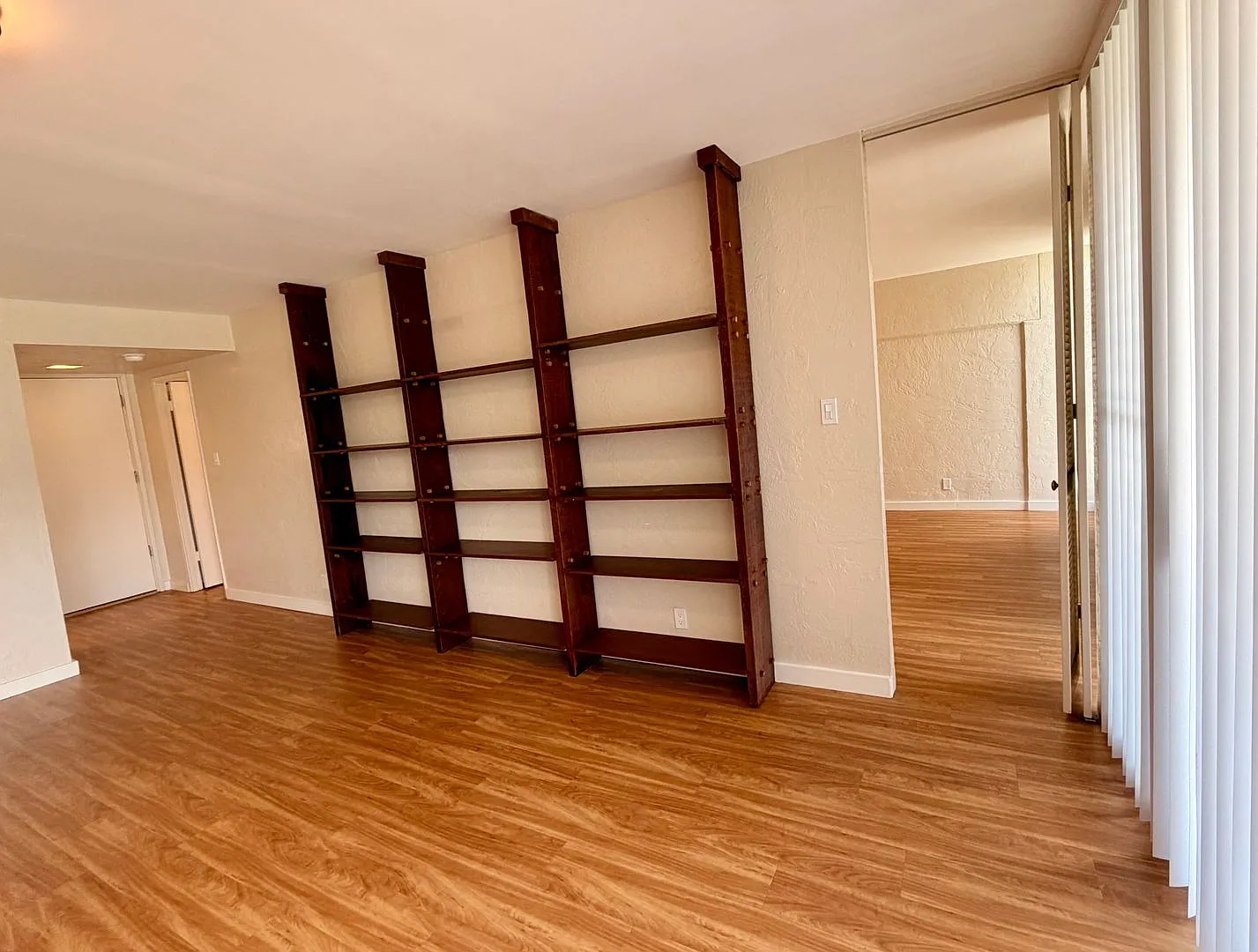 Beautifully Updated 1/2/1 Condo in Lovely Makiki Area — Photo 4