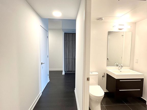 4th image of 39 Roehampton Ave #1501