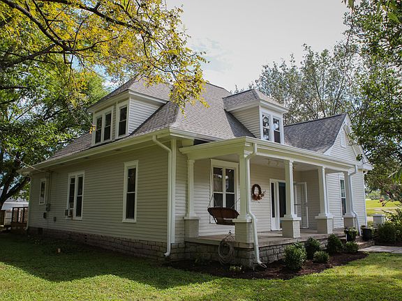 3rd image of 207 College St