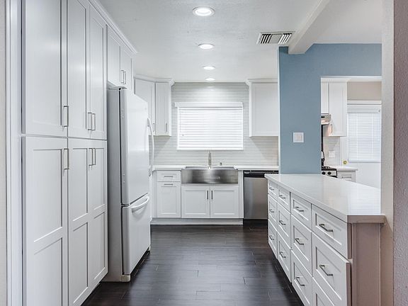 4th image of 24039 Sylvan St