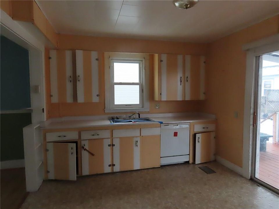 1st image of 231 E Elm St