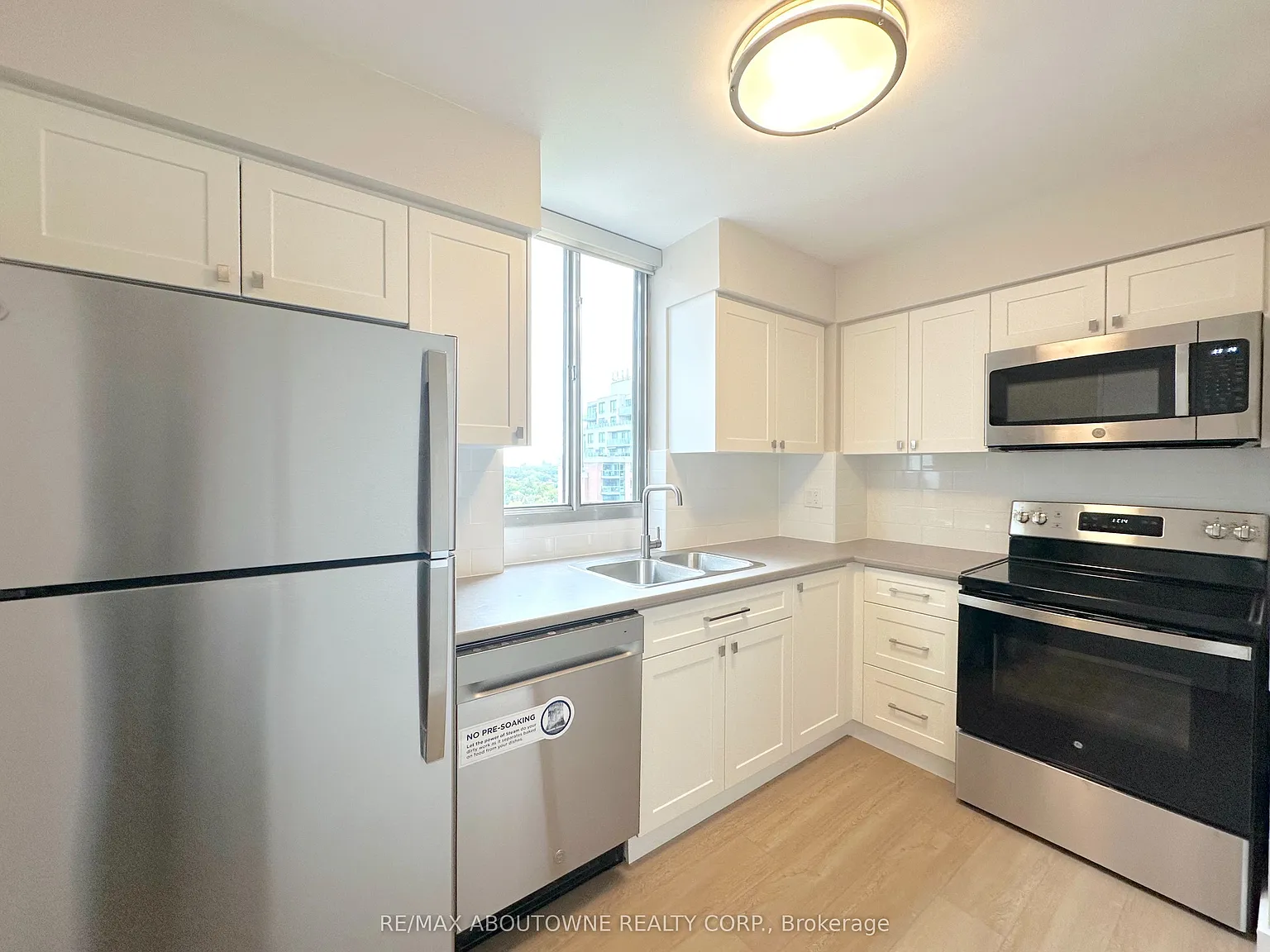 Royal Rose Apartments — Photo 3