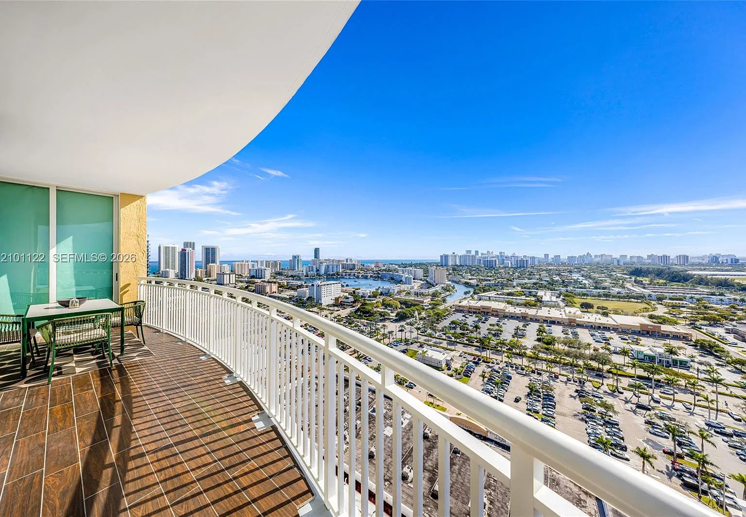 Duo Condominium West — Photo 3