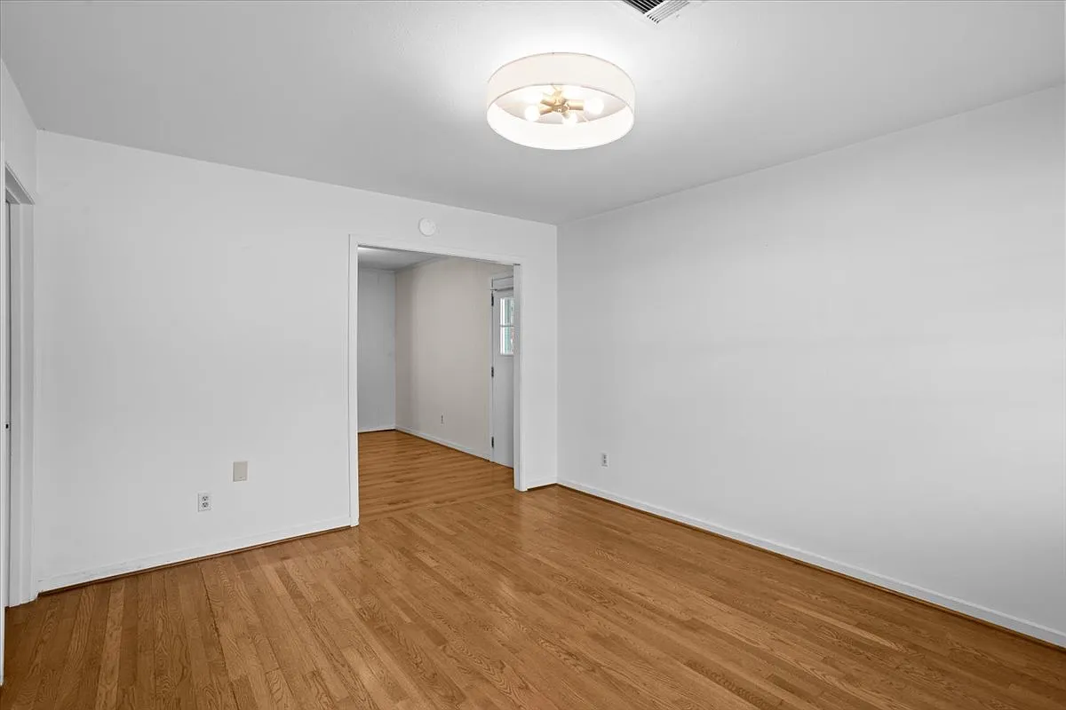 3 bed, 1.5 bath, 1472 sqft, $2,050 — Photo 4