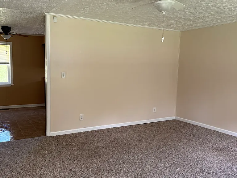 210 Oak St — Photo 4