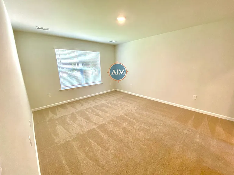 1729 Sanctum St — Photo 3