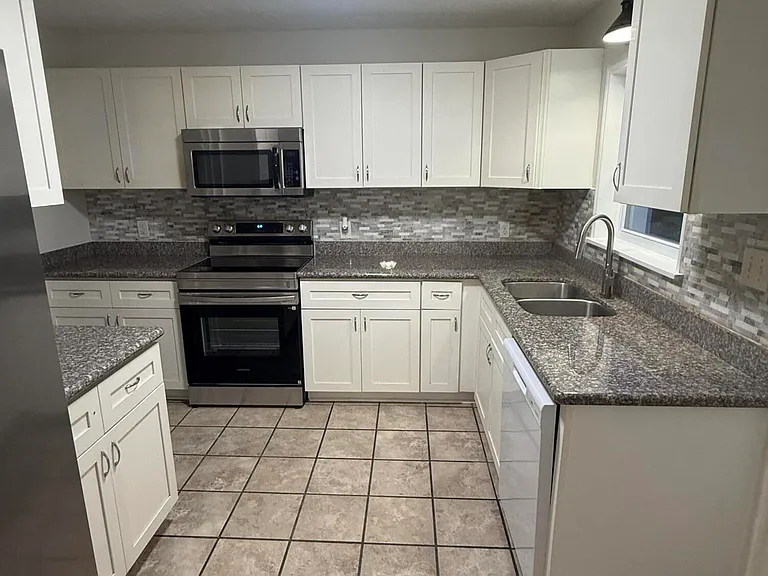 10616 Oak St — Photo 3