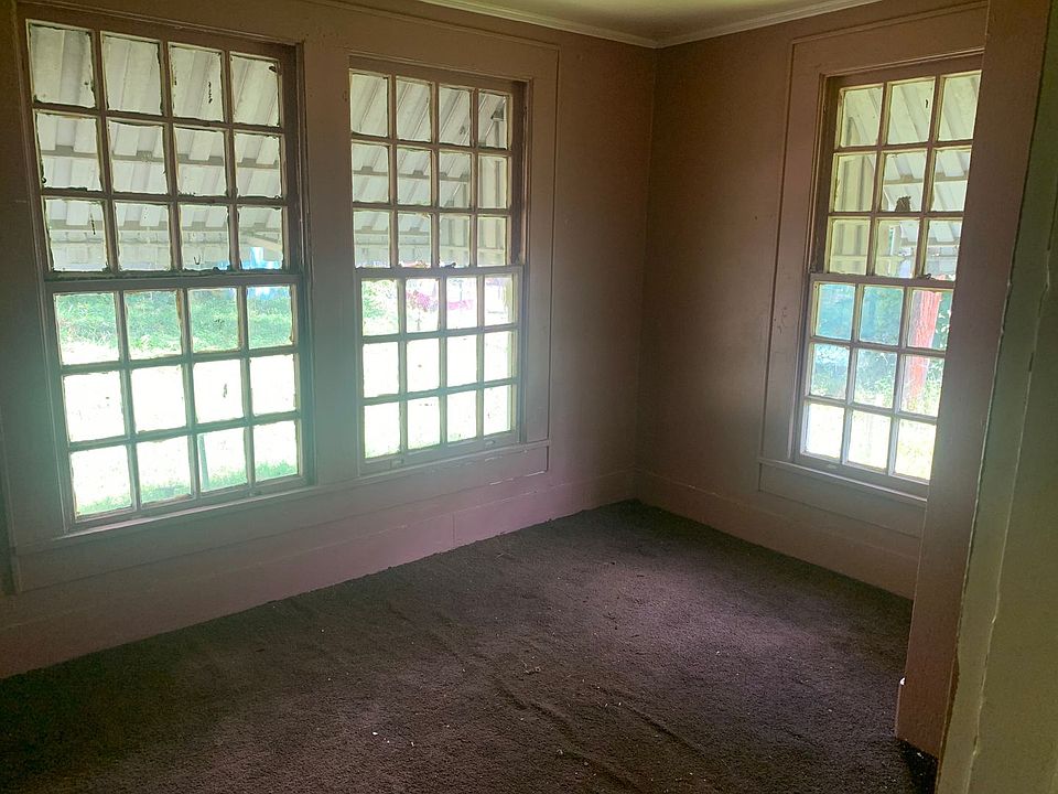 1st image of 2926 Regent St