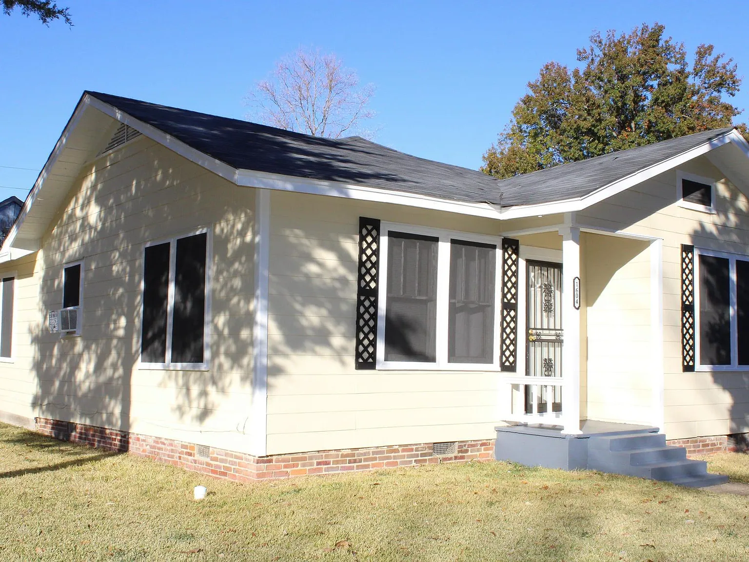 3 bed, 1290 sqft, $900 — Photo 2