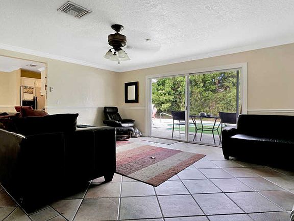 4th image of 332 Alemeda Dr